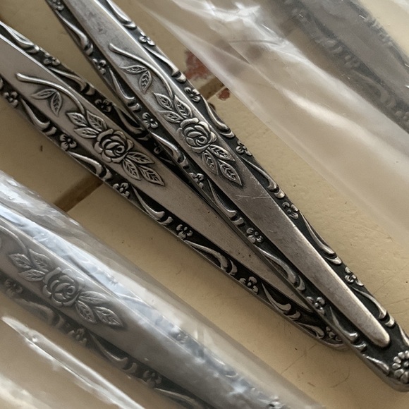 19 Piece Single Rose Pattern Stainless Steel Flatware New in Box Vintage - Picture 1 of 8